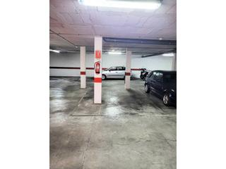 Miete Autoparkplatz in Alfonso el magnánimo 38. Se alquila fantástica plaza de parking para coche y moto en call