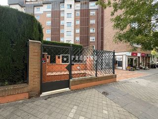 Aparcament cotxe a de Víctor de la Serna