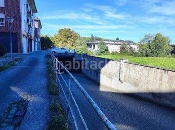 Foto be510909-c101-4913-8ee5-02fdbf1bc440. Aparcament cotxe a Entrambasaguas