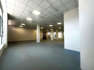 Lloguer Local Comercial  De nuestra señora de valvanera. Amplio local multifuncional con acceso para vehículos
