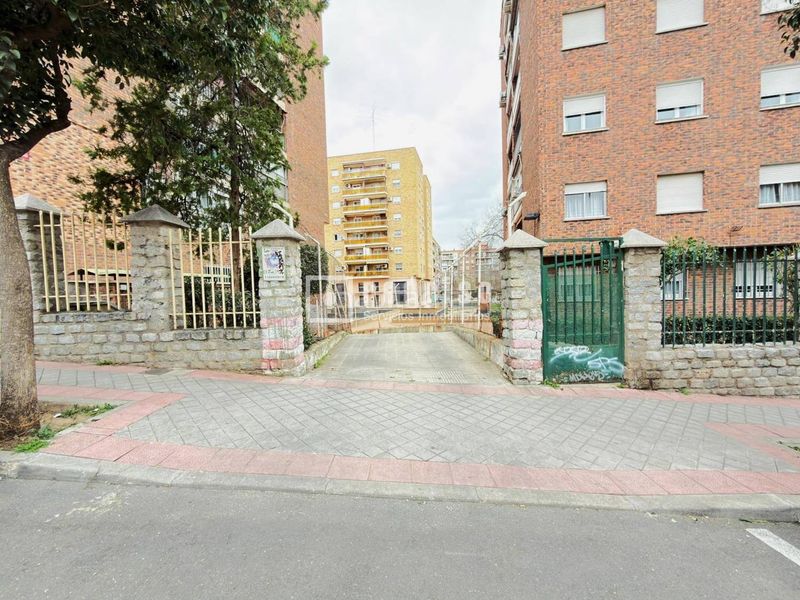 Foto bf118bb2-e8b3-40fb-836e-88e5b9b40934. Aparcament cotxe a San Isidro Madrid