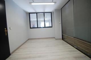 Rent Business premise in Llefià. Local comercial en el corazón de badalona  oportunidad de negoci