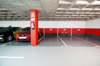 Autoparkplatz in Llefià. Amplia plaza de garaje en badalona  seguridad y comodidad