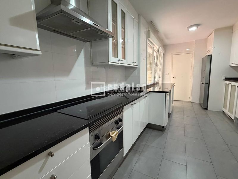 Foto b7d0f9df-af11-4b31-bb87-986c11d75ace. Rent flat in Jerónimos Madrid