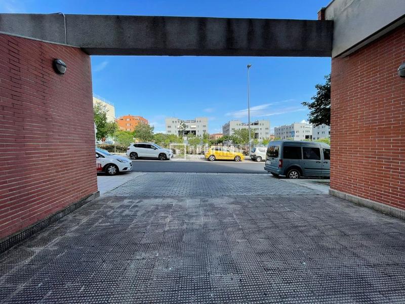 Foto 98232904-1ad0-4b71-b6cc-e265aece2f00. Autoparkplatz in Dehesa Vieja-Puente Cultural San Sebastián de los Reyes