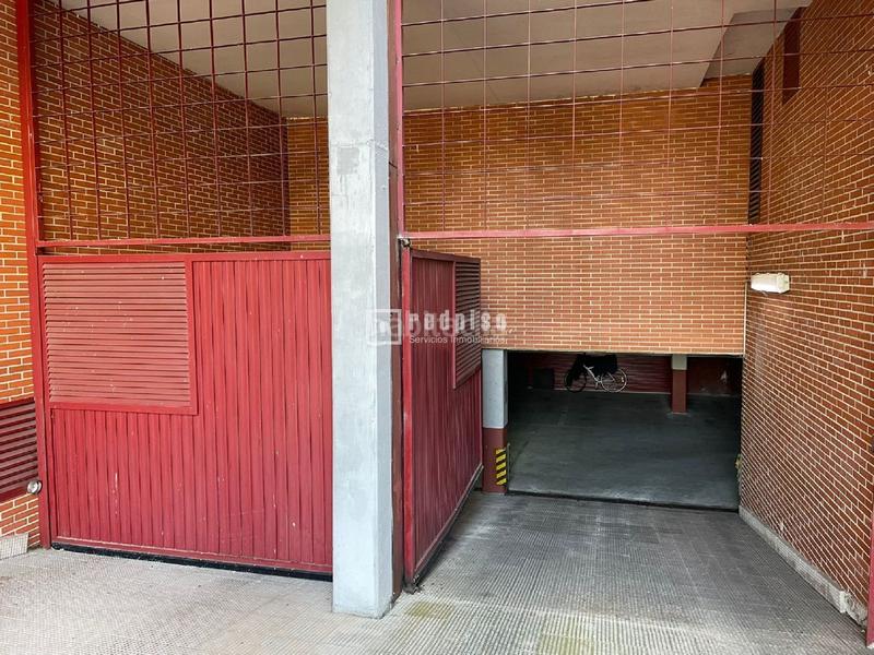 Foto e4f92d52-2420-4a55-9b39-c59efcec574a. Autoparkplatz in Dehesa Vieja-Puente Cultural San Sebastián de los Reyes