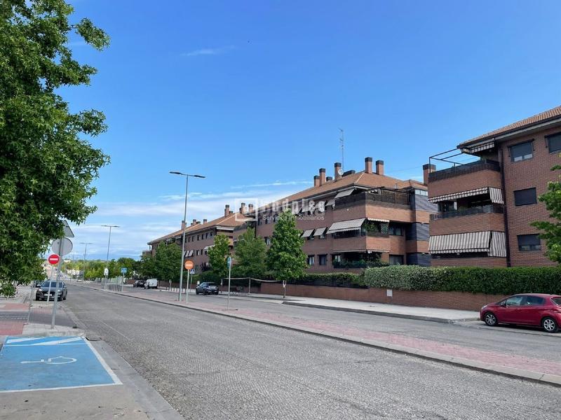 Foto f981d294-2d7f-4e35-8b04-b355ac410f75. Autoparkplatz in Dehesa Vieja-Puente Cultural San Sebastián de los Reyes