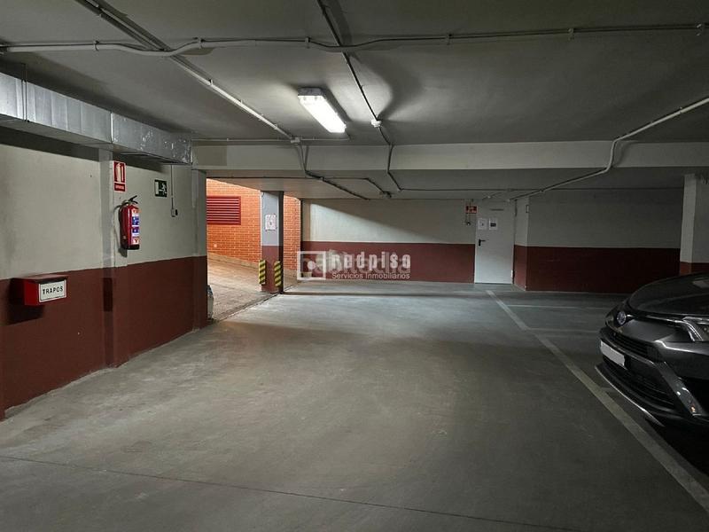 Foto 381306fe-9cf9-4785-ae2a-82c7fc5d7946. Car parking in Dehesa Vieja-Puente Cultural San Sebastián de los Reyes