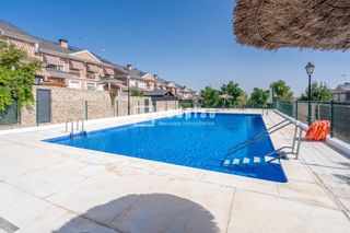 Chalet  Del río guadalix. Se vende fabuloso chalet adosado en zona el caño