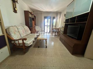 Pis  Del general ricardos. Espacioso piso de 3 habitaciones en zona bien comunicada.