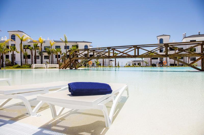 Foto 0598c5d8-3471-4f1f-afd2-3c64dc303568. Duplex with parking pool in altos de Estepona Estepona
