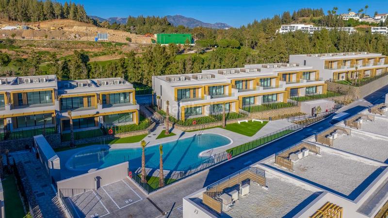 Foto f17bad45-70b9-40a6-aedb-476f03fd12b8. Casa a schiera con parcheggio piscina in El Faro de Calaburra - Chaparral Mijas