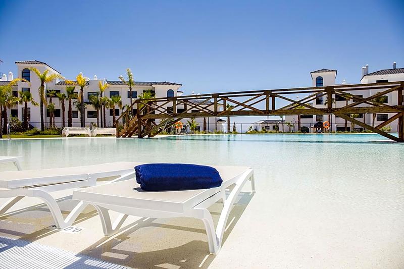 Foto 63781dab-d014-48dc-86eb-60cfd636ee39. Apartament amb aparcament piscina a altos de Estepona Estepona