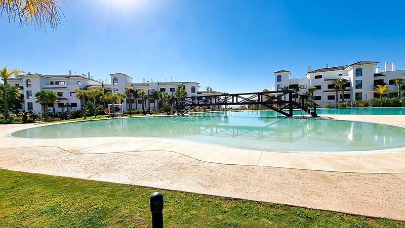 Foto c9f5e156-b62f-47df-a36a-a5340e6d3238. Appartement avec parking piscine dans altos de Estepona Estepona