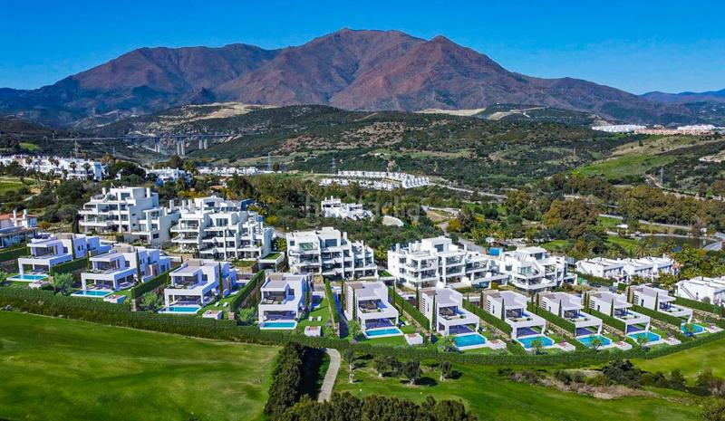 Foto f1a8f558-f1f2-485b-b9ab-41425e98fab0. Casa amb aparcament piscina a Estepona golf Estepona