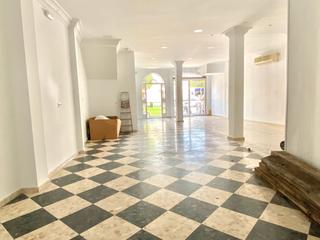 Casa a schiera in Avenida Juan Diego. Magnifica vivienda con local comercial en el centro de bormujos