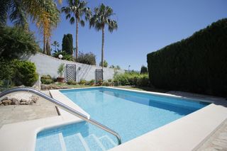 Chalet in Almayate Bajo. Impresionante casa con vistas al mar y piscina privada