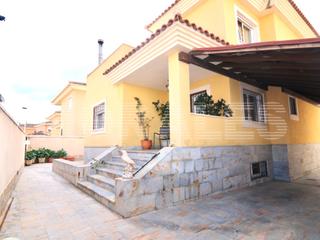 Chalet in La Cumbre-Cuatro Plumas. Chalet en la zona de la cumbre