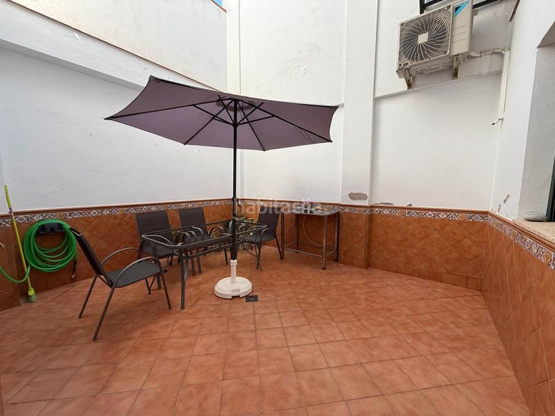 Foto 43b33059-4e5a-4b4a-a515-677ab35a5c95. Casa adosada en calle cartagenera 28 casa unifamiliar en zona avda. españa en Dos Hermanas