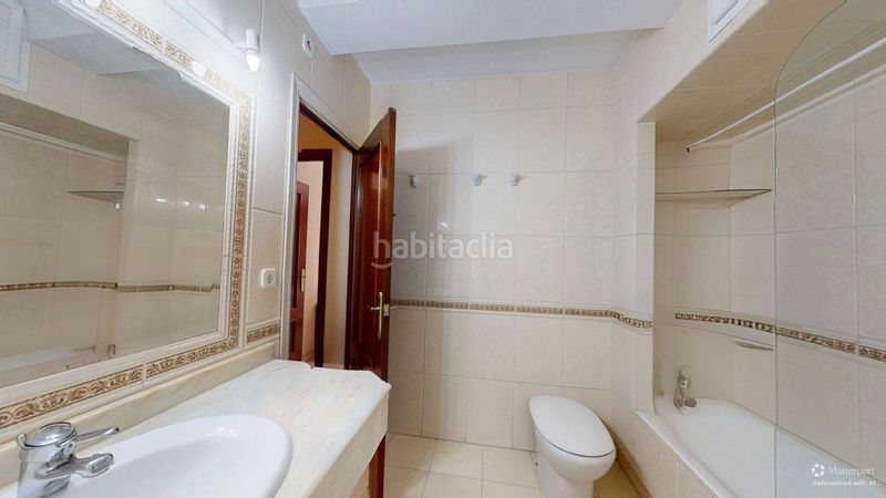 Foto bc80be1b-01e7-4163-b136-ba3bec47a9c3. Pis amb aparcament a Los Remedios Sevilla