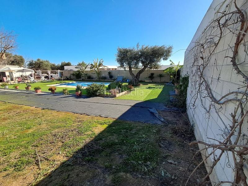 Foto 4d02696d-1422-4f53-b7ce-46a9fa24006e. Chalet avec piscine dans Entrenúcleos Dos Hermanas