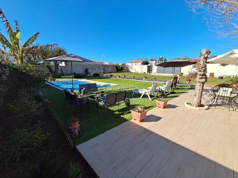 Foto c64798e6-0c8d-44d9-b708-2a601a4e4b2f. Chalet avec piscine dans Entrenúcleos Dos Hermanas