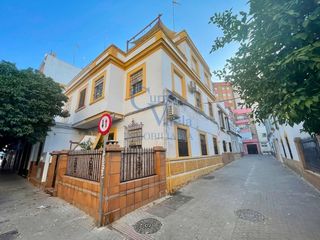 Haus  Calle del padre pedro ayala 94. Magnífica casa de esquina en nervión