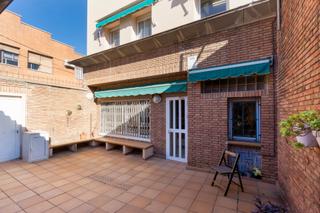 Casa a Hostafrancs. Casa con patio de 60 m y parking en hostafrancs