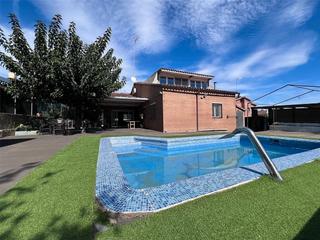 Haus in Can Font-Ca n'Avellaneda. Casa a 4 vientos con piscina en castellar del valls
