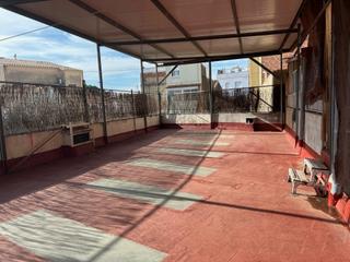 Pis a Ca n'Oriac. Edificio con local y vivienda cn noriac