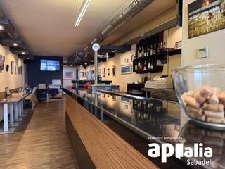 Casa a Gràcia. Casa adosada con negocio propio en gracià