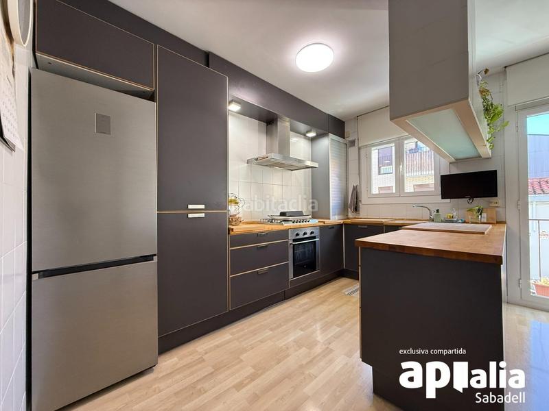 Foto d60e9612-914b-4041-be65-fa947509d35c. Appartamento con riscaldamento parcheggio in Creu Alta Sabadell