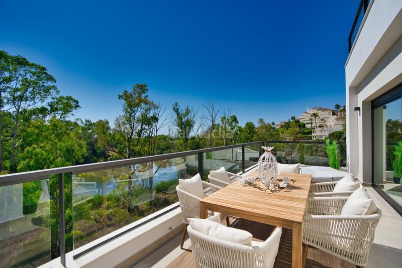 Foto d0a16a01-7f9b-4d6f-a72b-7d49219fa71f. Attico con parcheggio piscina in Las Brisas Marbella