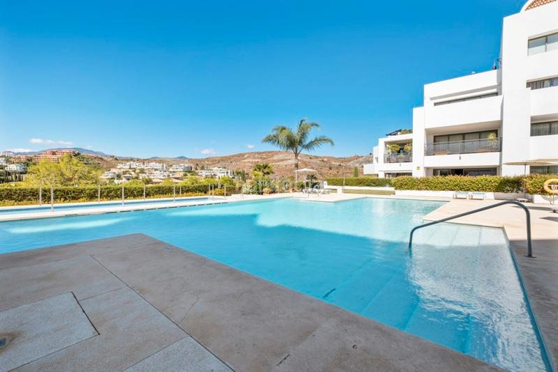 Foto 8df8132e-6a78-43d8-b74f-27f12b3ee7a2. Duplex with heating parking pool in Benahavís pueblo Benahavís