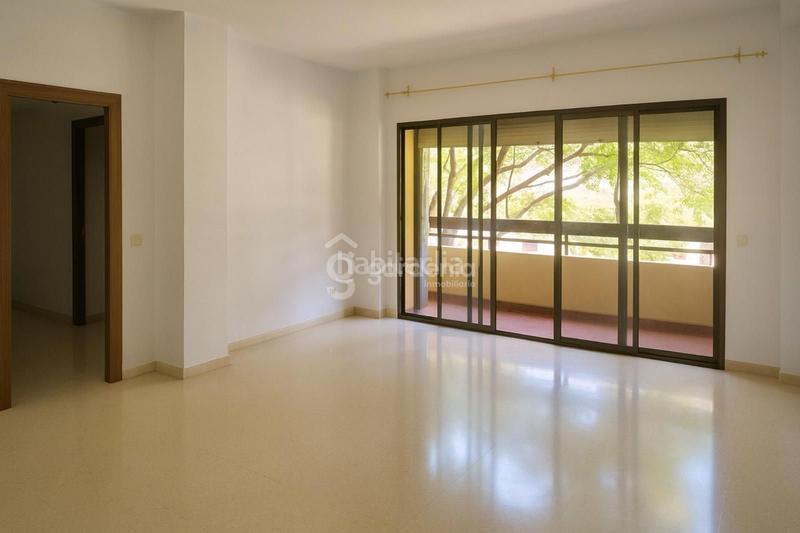 Foto 122c4918-d5bf-4e20-b167-fcef0618fe93. Alquiler piso  4 dormitorios, 2 baños, piscina comunitaria en Sevilla