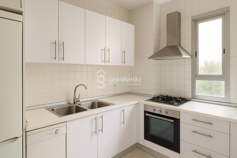Foto e13d8a75-e9a3-4074-ac0e-aaa43014998a. Alquiler piso  4 dormitorios, 2 baños, piscina comunitaria en Sevilla