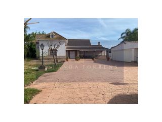 Xalet en Carmona. Espectacular chalet, cercano al aeropuerto y listo para entrar