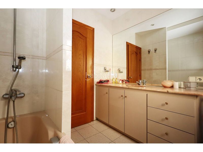 Foto a588e1a6-ef6d-4e38-a32c-cd0ad1080657. Casa adossada amb calefacció aparcament a Centre Lloret de Mar