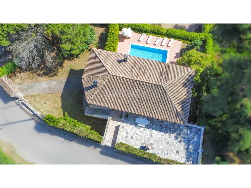 Foto 544cf97e-d060-4333-93e3-c7ec81efe128. Casa  con licencia turistica en venta , amplia y luminosa con jardín y piscina en Vidreres