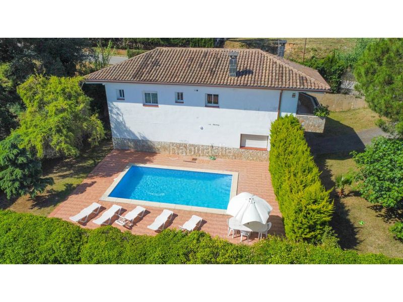 Foto f300cb1b-0dc2-445c-a32d-6194dbbd5ff8. Casa  con licencia turistica en venta , amplia y luminosa con jardín y piscina en Vidreres