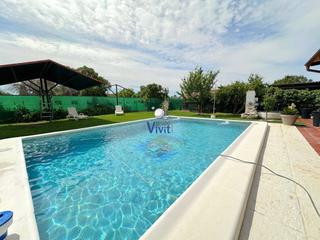 Chalet à Carmona. Chalet en venta en urbanizaciones, 4 dormitorios.