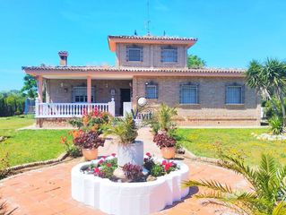 Xalet a Carmona. Chalet en venta en urbanizaciones  el socorro, 5 dormitorios.