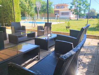 Chalet in Carmona. Chalet en venta en urbanizaciones  el socorro, 5 dormitorios.