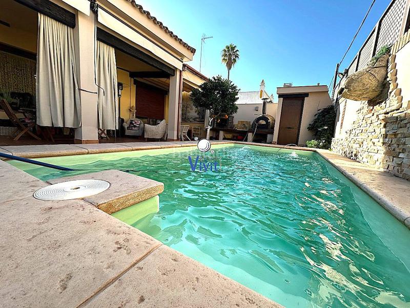 Foto e7114023-8c37-4d7f-9e62-ccf434906892. Chalet con parcheggio piscina in Nueva Alcalá Alcalá de Guadaira