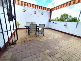 Maison jumelée à Centro. Casa adosada en venta en zona silos.