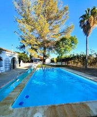 Chalet in Carmona. Chalet en venta en urbanizaciones, 4 dormitorios.