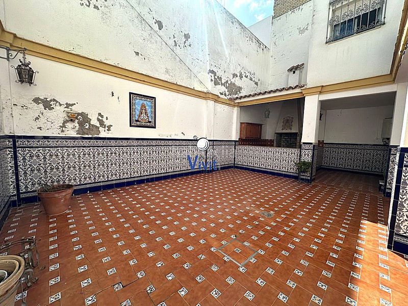 Foto ae7abad7-f3d0-4be4-a527-b68079f0d72a. Casa amb aparcament a Centro Alcalá de Guadaira