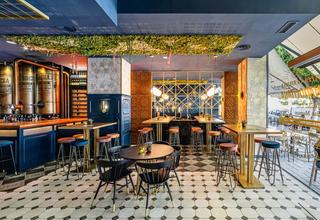 Lloguer Local Comercial  Plutarco. Restaurante en traspaso con una superficie de 250 m  terraza.