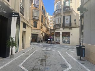 Miete Geschäftsraum in Centro Histórico. Local comercial de 180 m2 con amplios escaparates.