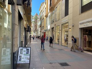 Alquiler Local Comercial  Nueva. Local comercial amplio y representativo, situado en calle nueva
